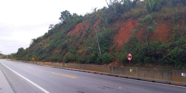 BR-101 recebe obra de recuperação de encosta em Macaé