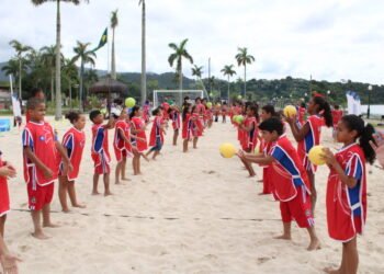 Saiba como se inscrever para atividades de handebol de praia em  Maricá