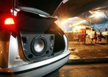 Carro estacionado com som alto pode pagar multa de R$ 13 mil