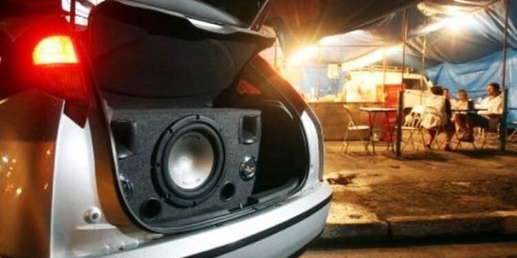 Carro estacionado com som alto pode pagar multa de R$ 13 mil