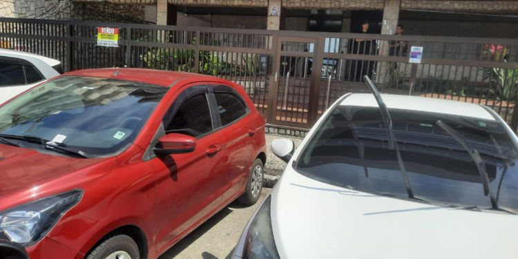 Denúncia: Flanelinhas e empresa responsável pela cobrança de estacionamento podem estar atuando em parceria