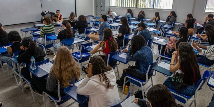 Prova de seleção para o CAp de Macaé reúne 2010 estudantes na Cidade Universitária