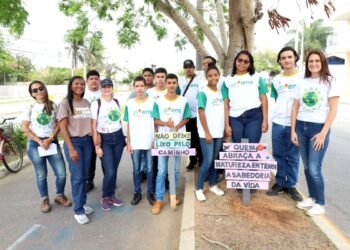 Embaixadores do Meio Ambiente participam de instalação de placas educativas nas ciclovias