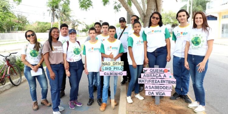 Embaixadores do Meio Ambiente participam de instalação de placas educativas nas ciclovias