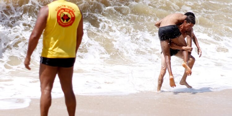 Verão 2024/2025: Guarda-vidas se preparam para atuar na Praia de Carapebus