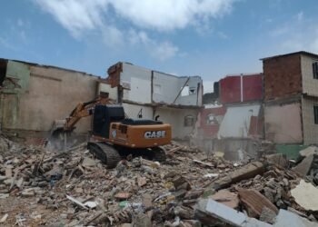 Dez casas em área de risco são demolidas na Fronteira, em Macaé