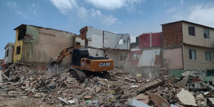 Dez casas em área de risco são demolidas na Fronteira, em Macaé