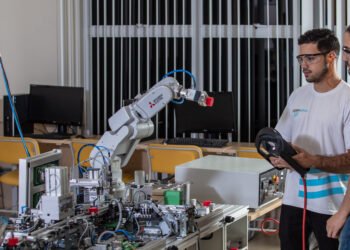 Os cursos oferecidos são em diferentes formatos (presencial, semipresencial e EAD) para as seguintes áreas: Logística, Automação e Mecatrônica, Eletroeletrônica, Construção Civil, Metalmecânica, Alimentos e Bebidas e Gráfica e Mídias Impressas e Digitais