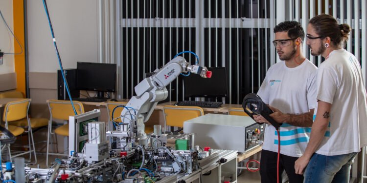 Os cursos oferecidos são em diferentes formatos (presencial, semipresencial e EAD) para as seguintes áreas: Logística, Automação e Mecatrônica, Eletroeletrônica, Construção Civil, Metalmecânica, Alimentos e Bebidas e Gráfica e Mídias Impressas e Digitais