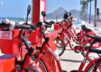 Bicicletas vermelhinhas são suspensas em Maricá