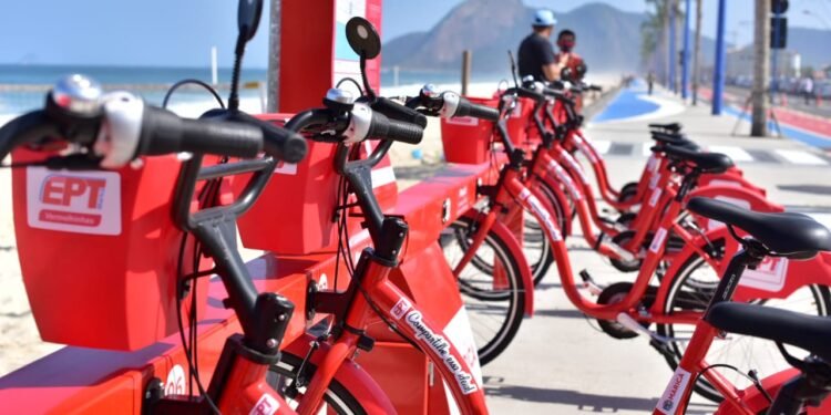 Bicicletas vermelhinhas são suspensas em Maricá