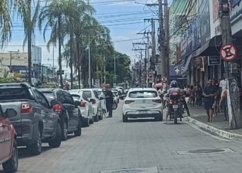 Turistas lotam as ruas e praias de Rio das Ostras