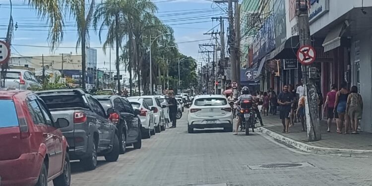 Turistas lotam as ruas e praias de Rio das Ostras