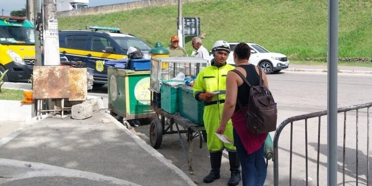 Conscientização itinerante com pedestres e ciclistas em Manilha