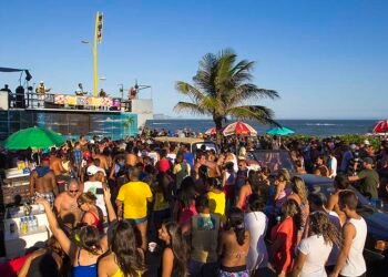 Do trio elétrico, a Batukada Brasil, agita os foliões na praia dos Cavaleiros, em Macaé