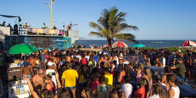 Do trio elétrico, a Batukada Brasil, agita os foliões na praia dos Cavaleiros, em Macaé