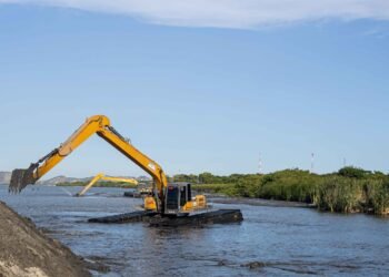 Canal de Bambuí recebe obra de desassoreamento, em Maricá