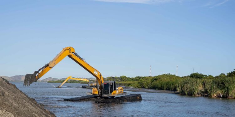 Canal de Bambuí recebe obra de desassoreamento, em Maricá