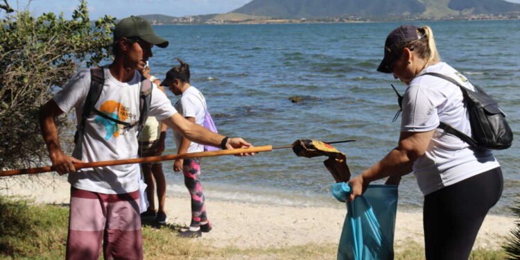 Mais de 60kg de lixo foram recolhidos na Trilha dos Cardeiros, em São Pedro da Aldeia