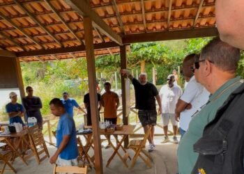 Ordenamento da Praia Brava é pauta da reunião entre comerciantes e governo municipal, em Búzios