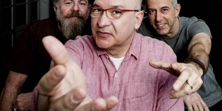 Paralamas do Sucesso se apresentam na Praia dos Cavaleiros neste sábado (15), em Macaé