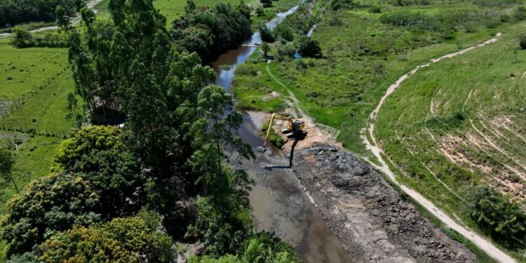 Margem do rio São João recebe melhorias em Professor Souza, Casimiro de Abreu