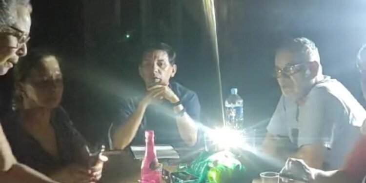 Moradores de Quissamã e Carapebus sofrem com falta de luz diariamente