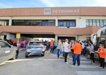 Funcionários da Petrobras protestam pela manutenção do teletrabalho