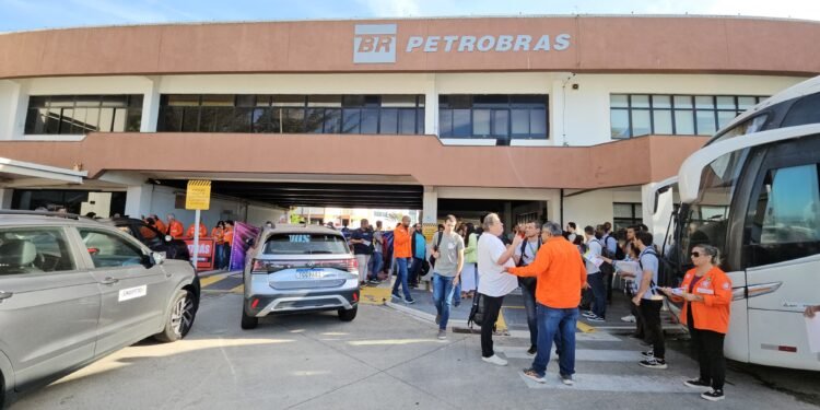 Funcionários da Petrobras protestam pela manutenção do teletrabalho