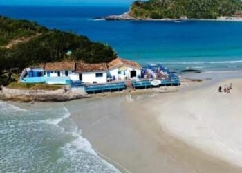 Trilha do Anzol está bloqueada para passagem de carros, em Cabo Frio