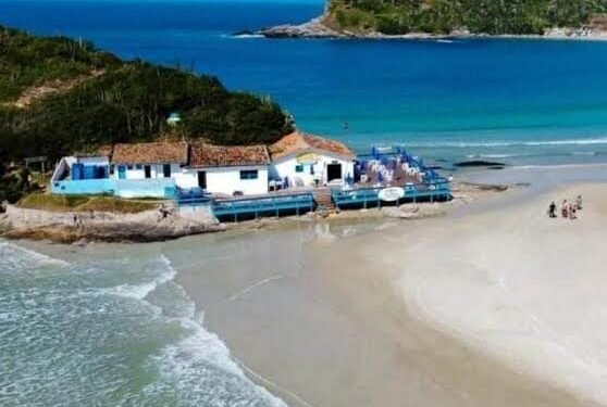 Trilha do Anzol está bloqueada para passagem de carros, em Cabo Frio