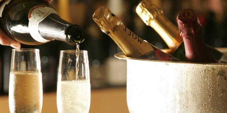 Ah, que delícia o verão! A gente mostrar o ombrin — a gente degusta vinhos leves e frutados… Aaah han.