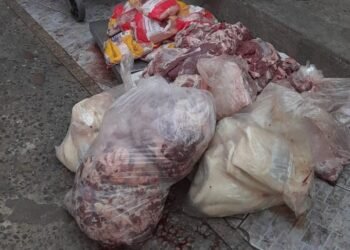 350 quilos de carnes são encontrados no chão de açougue, em Rio das Ostras