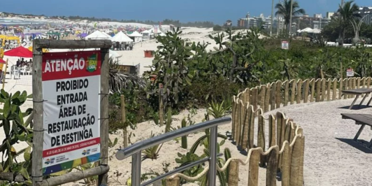 Praia do Forte recebe barreira de proteção em áreas de preservação