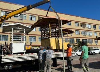 Barracas são removidas da Praça do Artesão, em Rio das Ostras