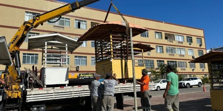 Barracas são removidas da Praça do Artesão, em Rio das Ostras