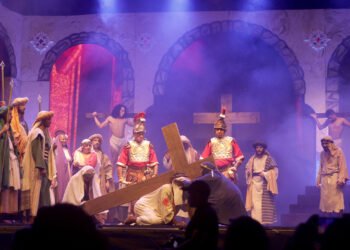 Emoção e fé marcam primeira noite da encenação da Paixão de Cristo em Macaé