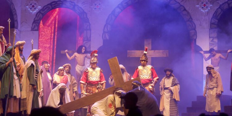 Emoção e fé marcam primeira noite da encenação da Paixão de Cristo em Macaé