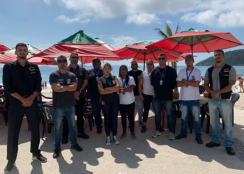 PROCON realiza ação educativa com comerciantes nas praias de Arraial do Cabo