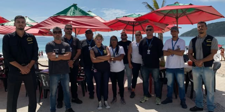 PROCON realiza ação educativa com comerciantes nas praias de Arraial do Cabo