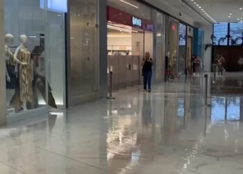 Shopping Plaza Rio das Ostras fica alagado após minutos de chuva na cidade