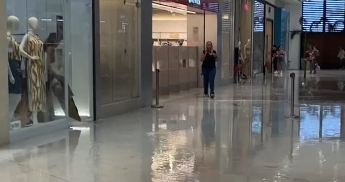 Shopping Plaza Rio das Ostras fica alagado após minutos de chuva na cidade