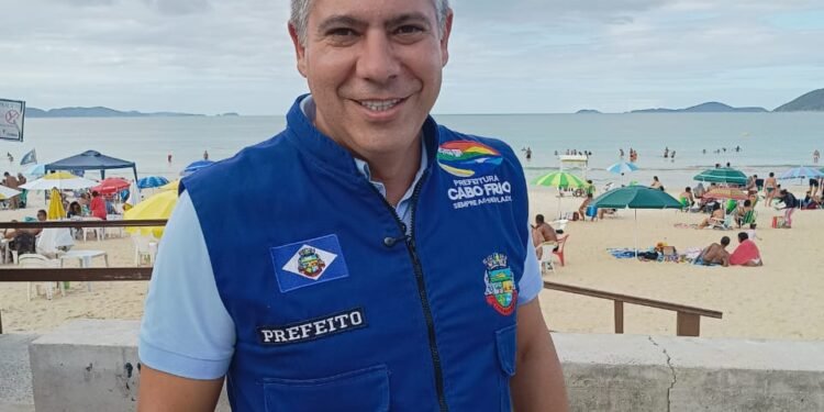 Prefeito de Cabo Frio visita Praia do Peró