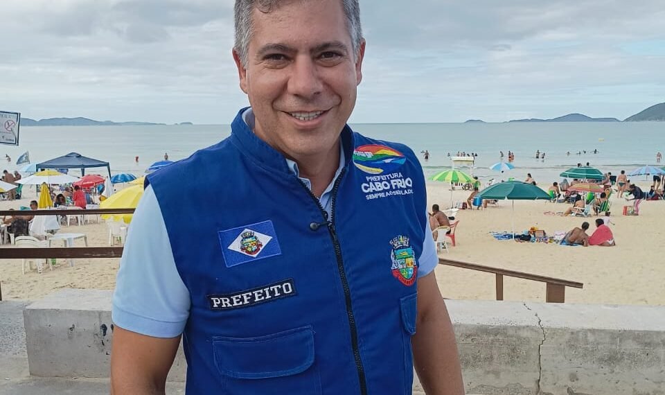 Prefeito de Cabo Frio visita Praia do Peró
