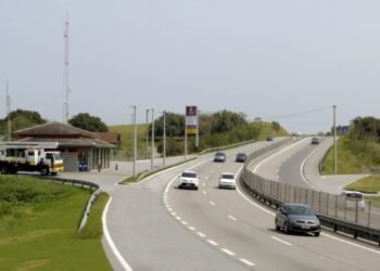 Cerca de 162 mil veículos devem passar pela ViaLagos no feriadão; confira o melhor dia para realizar a viagem