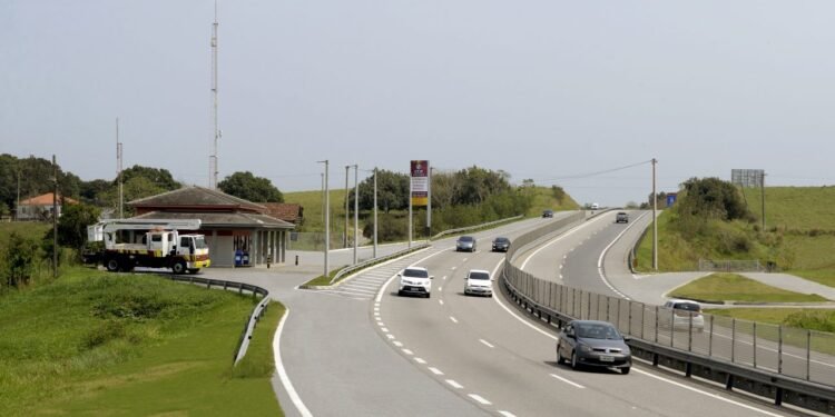 Cerca de 162 mil veículos devem passar pela ViaLagos no feriadão; confira o melhor dia para realizar a viagem