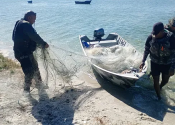 Mil metros de rede de pesca irregular são apreendidos na Laguna de Araruama