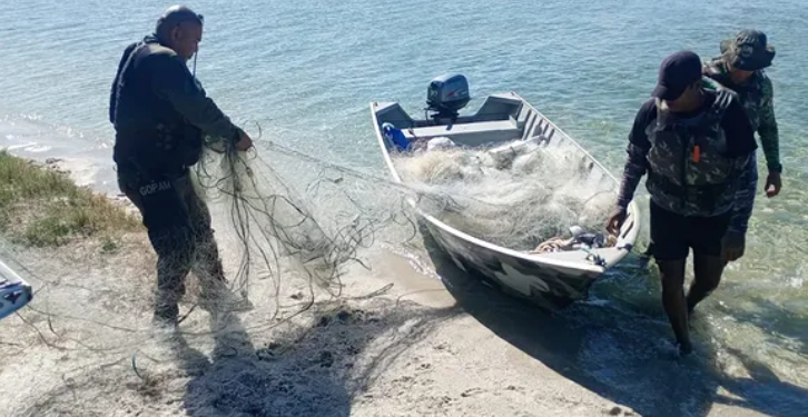 Mil metros de rede de pesca irregular são apreendidos na Laguna de Araruama