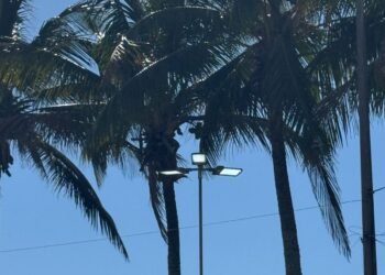 Moradores de Barra de São João reclamam de postes acesos durante o dia