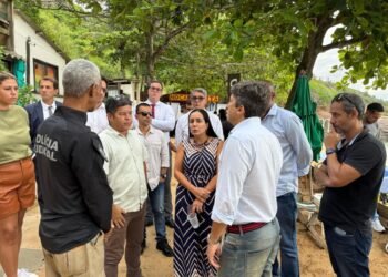 Praia de João Fernandes recebe vistoria para definir futuro de quiosques em área ambiental